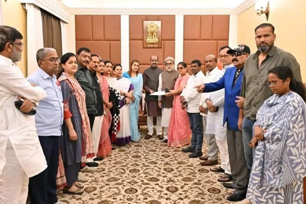 टीएमसी के बागी सांसदों ने अलग गुट नहीं बनाकर क्यों किया अज्ञात पार्टी में विलय 3 वजहें