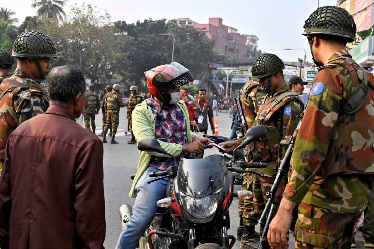 बांग्‍लादेश में फ‍िर क्‍यों तैनात हुई सेना, द‍िल्‍ली में रह रहीं शेख हसीना से सीधा कनेक्‍शन