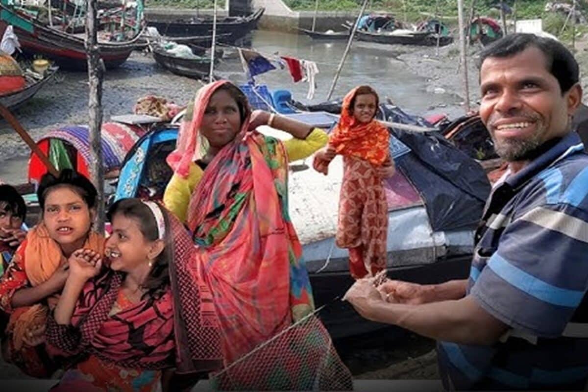 नर्क से बदतर है इन बांग्लादेशियों की लाइफ, नाव में
