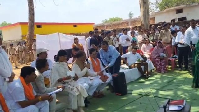 CM का बिल्कुल जमीनी अंदाज, आम के पेड़ के नीचे खाट पर बैठे, चौपाल लगाकर कर डाले बड़े ऐलान