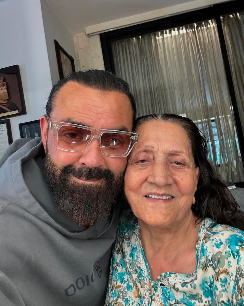 bobby deol mother