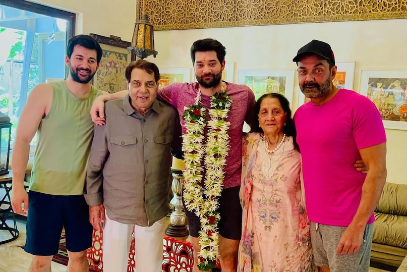 bobby deol mother