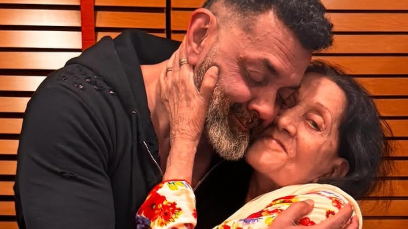 bobby deol mother 