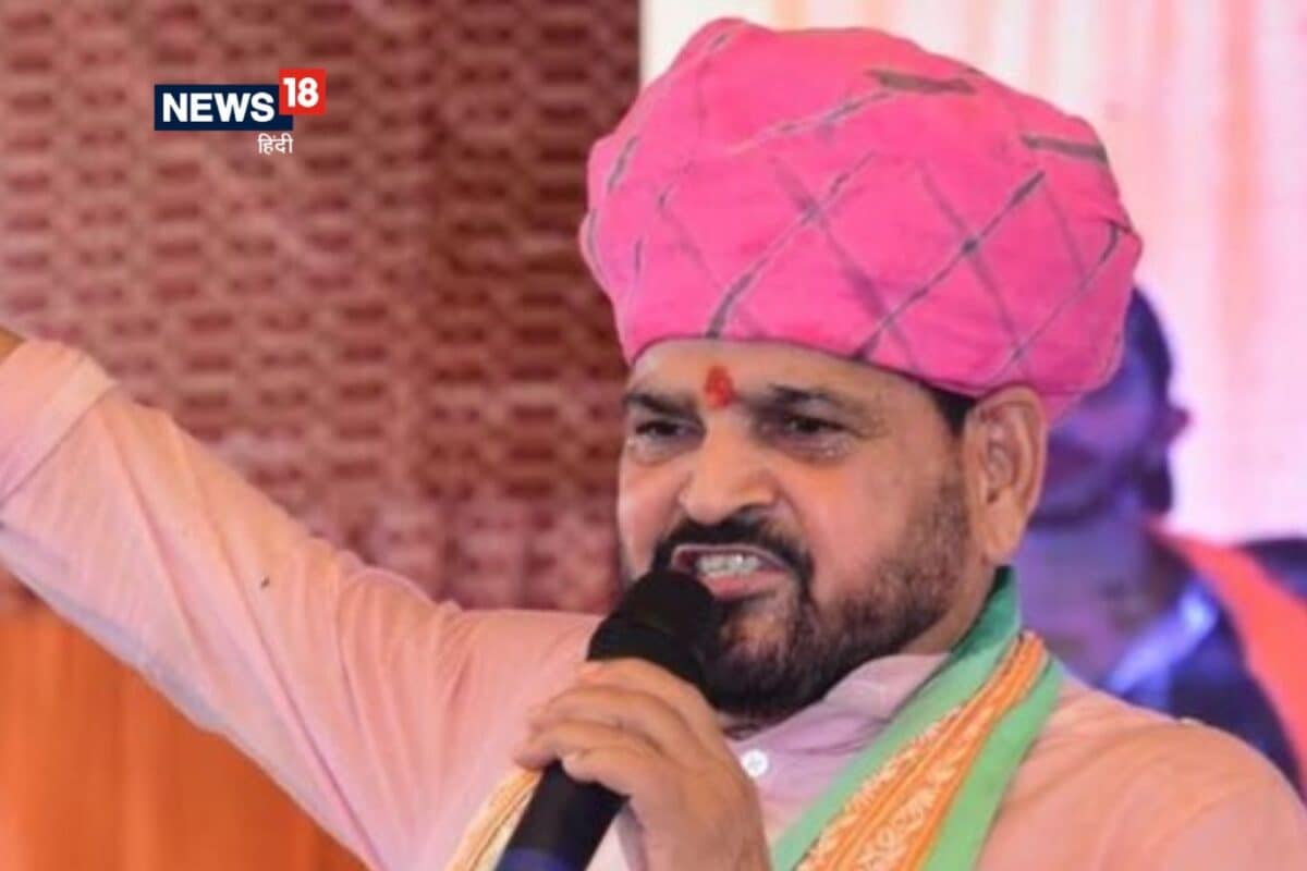 सच बोल दिया तो परेशानी में पड़ जाऊंगा.. राम मंदिर चढ़ावे की चोरी पर बृजभूषण शरण सिंह ये क्या बोल गए