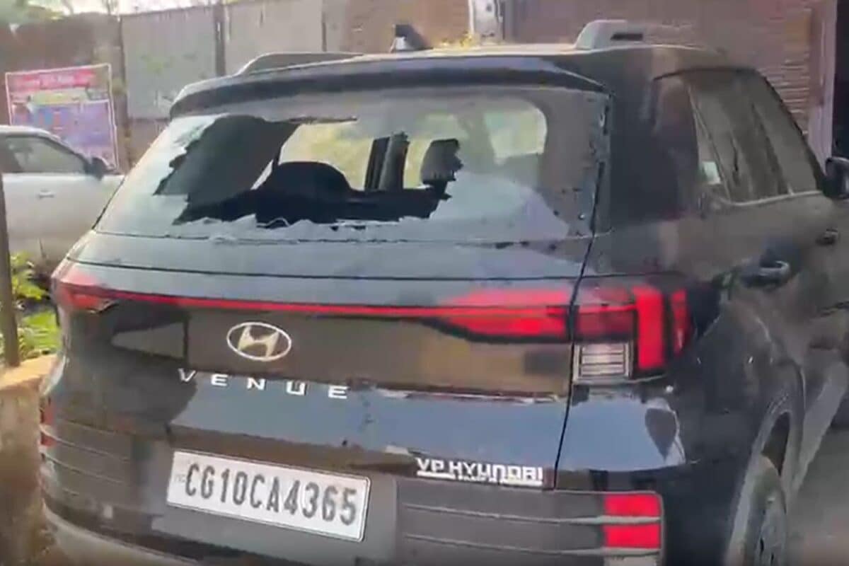 गर्लफ्रेंड से मिलने गया युवक, नहीं हुई मुलाकात, तो गुस्से में सड़क पर खड़ी कारों के तोड़ डाले शीशे