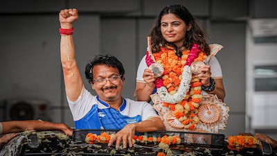आखिरी बार 'गुरु' को देख टूट गईं मनु भाकर, फूट-फूटकर रोईं, बाबा की नगरी में पंचतत्व में विलीन होंगे जसपाल राणा - News18 हिंदी