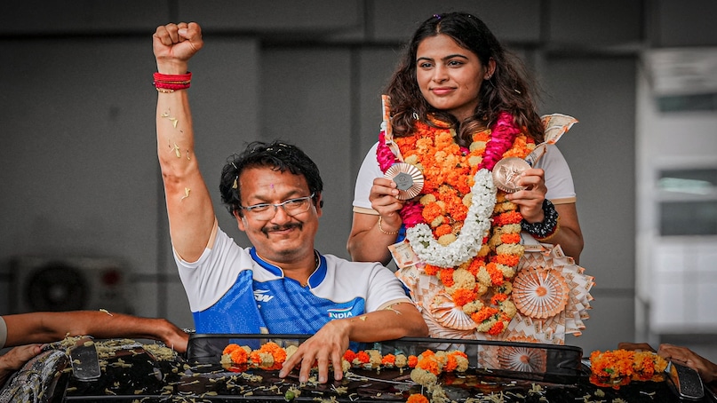 Manu Bhaker, Manu Bhaker cry on Jaspal rana Manu Bhaker coach dies, Manu Bhaker coach Jaspal rana, Manu Bhaker coach Jaspal rana dies, Jaspal rana death, Jaspal rana dead body kashi, Jaspal rana dead body Varanasi, Jaspal rana death news, Manu Bhaker death news, मनु भाकर, मनु भाकर कोच निधन, जसपाल राणा, जसपाल राणा निधन Manu Bhaker, Manu Bhaker cry on Jaspal rana Manu Bhaker coach dies, Manu Bhaker coach Jaspal rana, Manu Bhaker coach Jaspal rana dies, Jaspal rana death, Jaspal rana dead body kashi, Jaspal rana dead body Varanasi, Jaspal rana death news, Manu Bhaker death news, मनु भाकर, मनु भाकर कोच निधन, जसपाल राणा, जसपाल राणा निधन