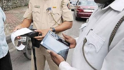 गुरुग्राम में एक गाड़ी का चालान काटा गया है.