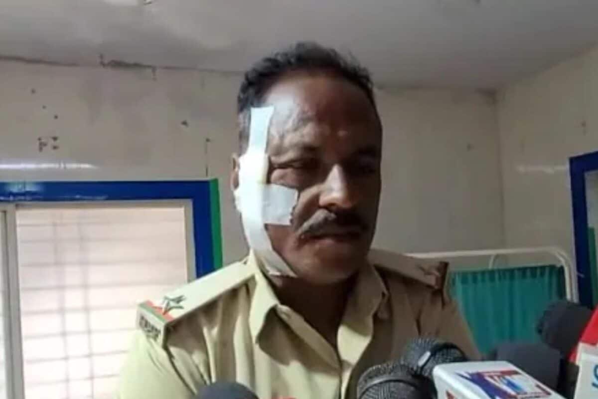 पुलिस ही नहीं सुरक्षित! अतिक्रमण हटाने गई टीम पर ही गांव वालों का हमला, JCB मशीन और वाहनों में भी तोड़-फोड़
