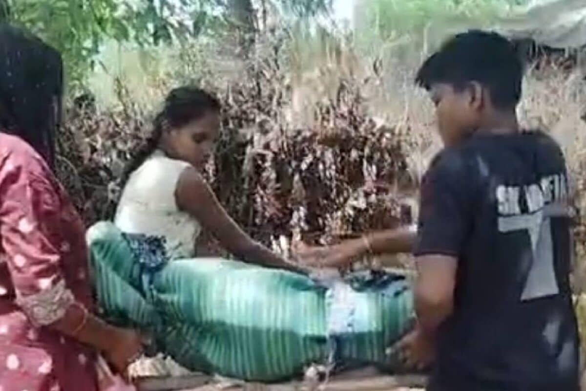 दर्दनाक: गांव में बुजुर्ग का शव उठाने नहीं आया कोई तो छोटे-छोटे पोती-पोते साइकिल से बांधकर ले गए श्मशान घाट