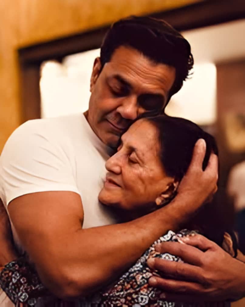 Bobby Deol, Bobby Deol news, Bobby Deol and Prakash Kaur, Prakash Kaur Totally grounded, Bobby Deol-Dharmendra, Prakash Kaur is Totally grounded never got into Dharmendra fame glory, Bobby Deol on his wife, बॉबी देओल, बॉबी देओल से जुड़ी खबरें, बॉबी देओल और प्रकाश कौर, प्रकाश कौर ज़मीन से जुड़ी महिला हैं, बॉबी देओल-धर्मेंद्र, प्रकाश कौर हमेशा सादगी से रहीं और धर्मेंद्र की शोहरत या चकाचौंध से दूर रहीं, बॉबी देओल अपनी पत्नी के बारे में