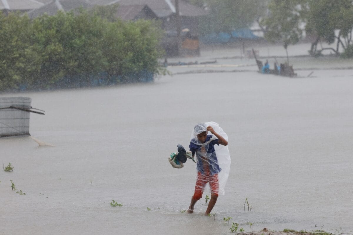 IMD Rain Forecast: 50 किलोमीटर की तूफानी हवा से बिगड़ेंगे हालात, बादल फटने जैसी बारिश, कहीं आने-जाने से बचें