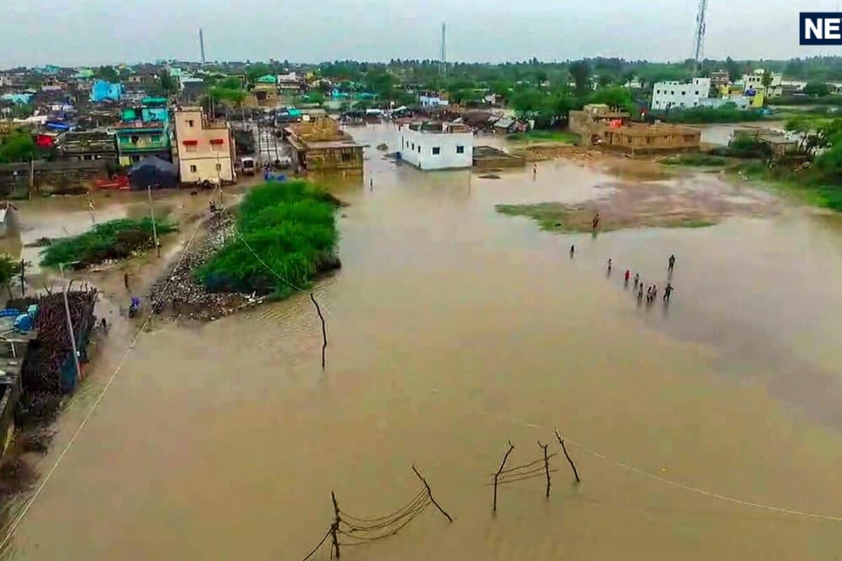 40 KMPH की रफ्तार से चलेगी तूफानी हवा कई जिलों में मूसलाधार बारिश के आसार समंदर में मची खलबली का असर