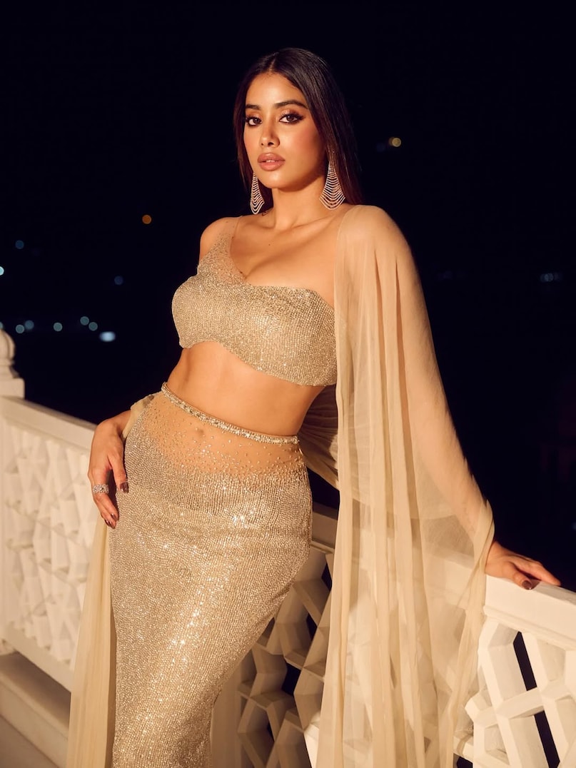 एक्ट्रेस कहती हैं कि बॉलीवुड में शूटिंग के घंटे काफी ज्यादा होते हैं. आमतौर पर लोगों को काफी काम करना पड़ता है. वहीं तेलुगु फिल्म इंडस्ट्री में वर्क लाइफ बैलेंस कमाल का है. रोजाना 9-10 घंटे ही शूट करना होता है. अगर नाइट शूट भी है तो मेकर्स 2 बजे तक पैकअप कर लेते हैं ताकि पूरी टीम आराम करके और तैयार होकर अगले दिन सेट पर पहुंचे. एक्ट्रेस कहती हैं कि बॉलीवुड में शूटिंग के घंटे काफी ज्यादा होते हैं. आमतौर पर लोगों को काफी काम करना पड़ता है. वहीं तेलुगु फिल्म इंडस्ट्री में वर्क लाइफ बैलेंस कमाल का है. रोजाना 9-10 घंटे ही शूट करना होता है. अगर नाइट शूट भी है तो मेकर्स 2 बजे तक पैकअप कर लेते हैं ताकि पूरी टीम आराम करके और तैयार होकर अगले दिन सेट पर पहुंचे.