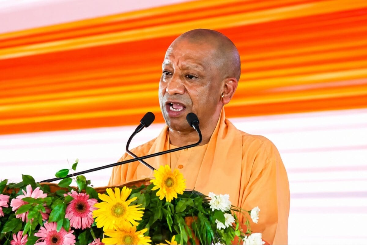 सड़क पर राष्ट्रवाद मंच पर हिंदुत्व क्या वंदे मातरम बिल से यूपी चुनाव 2027 में हैट्रिक लगाएंगे CM योगी आदित्यनाथ