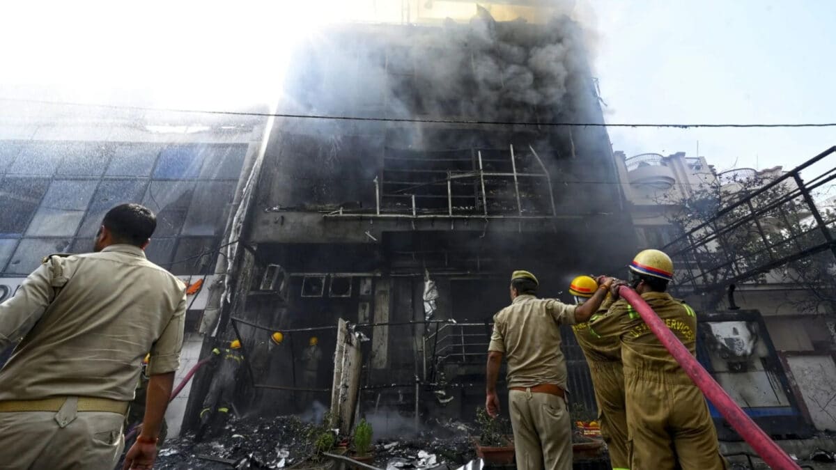 Lucknow Coaching Centre Fire Live: थोड़ी देर में पहुंच सकती है SIT की टीम, लखनऊ अग्निकांड में चल सकता है बुलडोजर Lucknow Coaching Centre Fire Live: थोड़ी देर में पहुंच सकती है SIT की टीम, लखनऊ अग्निकांड में चल सकता है बुलडोजर