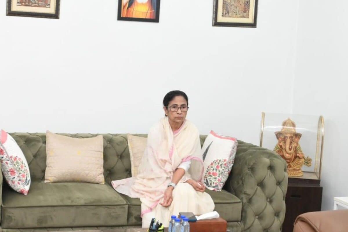 एक-एक कर 20 सांसदों ने छोड़ा ममता का साथ, पर 'दीदी' के साथ चट्टान की तरह खड़े रहे ये 2 बिहारी बाबू