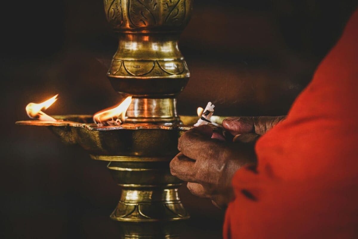 Mandir Me Diya Jalane Ke Niyam: मंदिर में दीया कब और कैसे जलाना चाहिए? जानें क्या है सही विधि और नियम