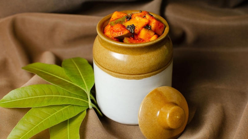 अगर आप घर पर जल्दी से स्वादिष्ट और चटपटा आम का अचार बनाना चाहते हैं, तो यह आसान रेसिपी आपके लिए एकदम सही है. इस 3-दिन वाले तरीके से बना अचार लंबे समय तक अपना स्वाद बनाए रखता है और हर खाने का मज़ा दोगुना कर देता है.