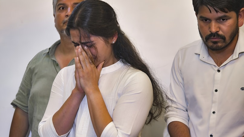 Manu Bhaker, Manu Bhaker cry on Jaspal rana Manu Bhaker coach dies, Manu Bhaker coach Jaspal rana, Manu Bhaker coach Jaspal rana dies, Jaspal rana death, Jaspal rana dead body kashi, Jaspal rana dead body Varanasi, Jaspal rana death news, Manu Bhaker death news, मनु भाकर, मनु भाकर कोच निधन, जसपाल राणा, जसपाल राणा निधन Manu Bhaker, Manu Bhaker cry on Jaspal rana Manu Bhaker coach dies, Manu Bhaker coach Jaspal rana, Manu Bhaker coach Jaspal rana dies, Jaspal rana death, Jaspal rana dead body kashi, Jaspal rana dead body Varanasi, Jaspal rana death news, Manu Bhaker death news, मनु भाकर, मनु भाकर कोच निधन, जसपाल राणा, जसपाल राणा निधन