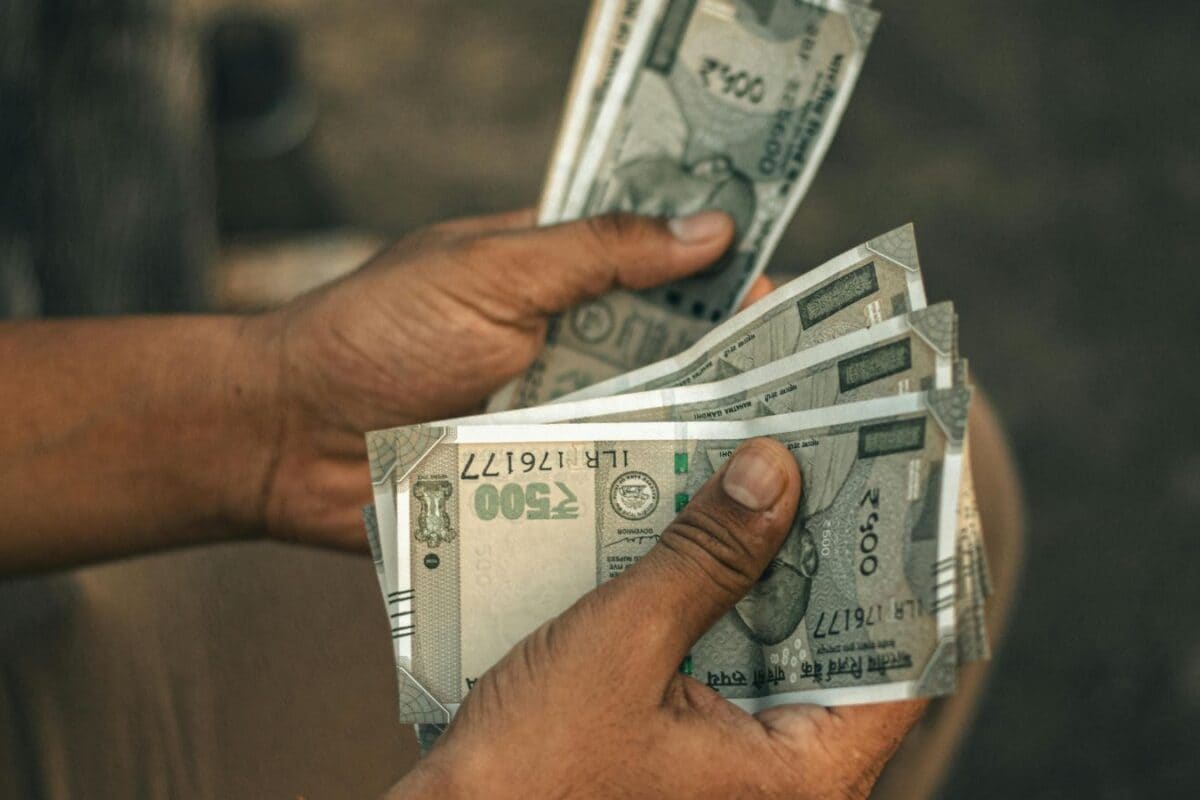 Money Mantra : एसी में बैठकर 8 घंटे में कमाता था 25000 रुपये ऑफिस छोड़ ड्राइवर बन गया अब कमाई 1 लाख
