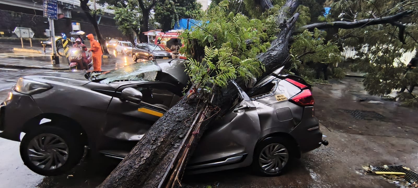 Mumbai Rain Live | Mumbai Rain News | Mumbai Rain Alert: रातभर बारिश से डूबी  मुंबई, हार्बर लाइन बंद, लोकल ट्रेनें लेट, ट्रैफिक जाम - News18 हिंदी