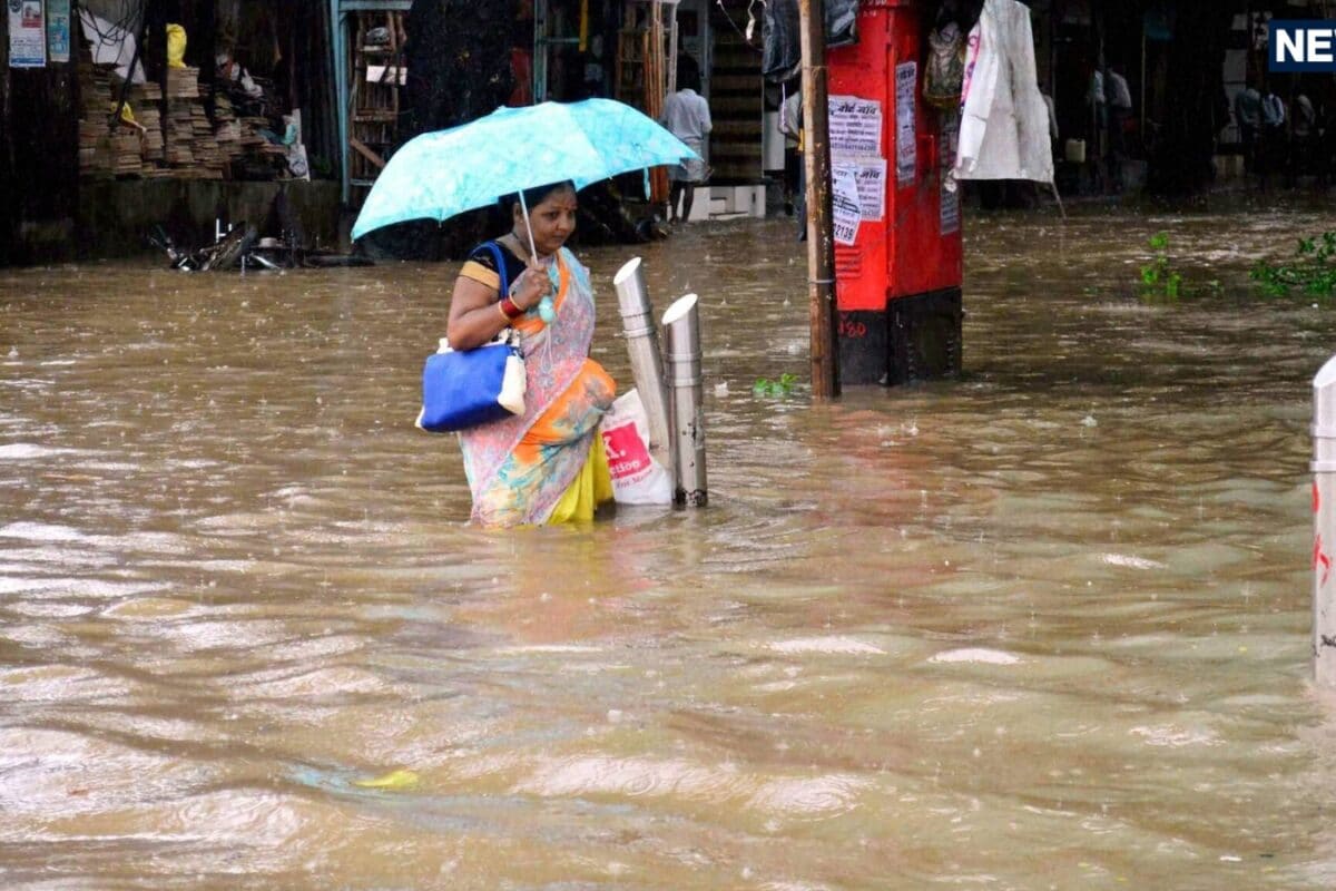 मुंबई में छप्‍पर फाड़ बारिश से त्राहिमाम जलभराव से अंधेरी सबवे बंद ट्रांस हार्बर लाइन भी ठप BMC की अटकी सांस