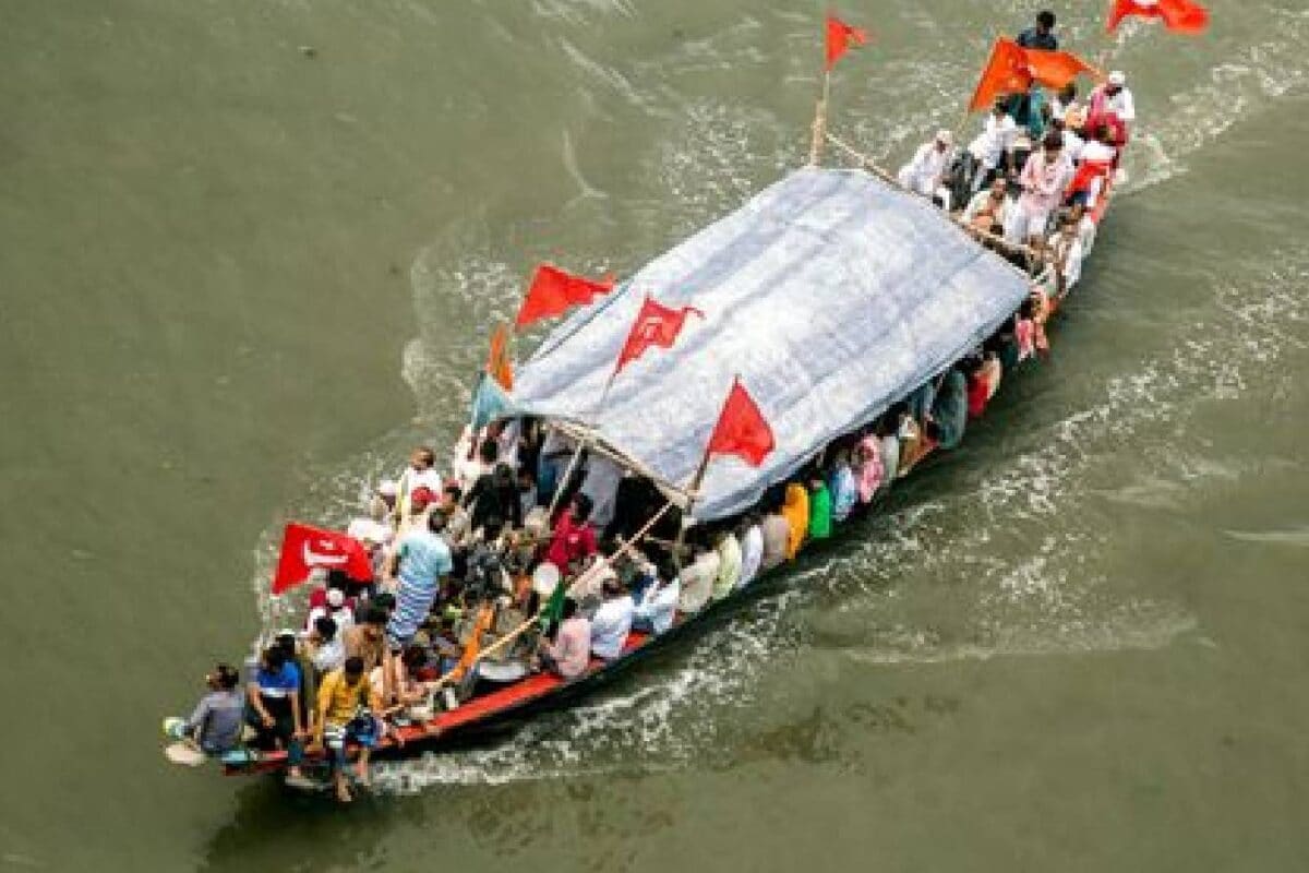 मलमास में पहुंचे पुण्य कमाने, 50 लोगों से भरी नाव ने लगा दी डुबकी, अब मची-चीख पुकार