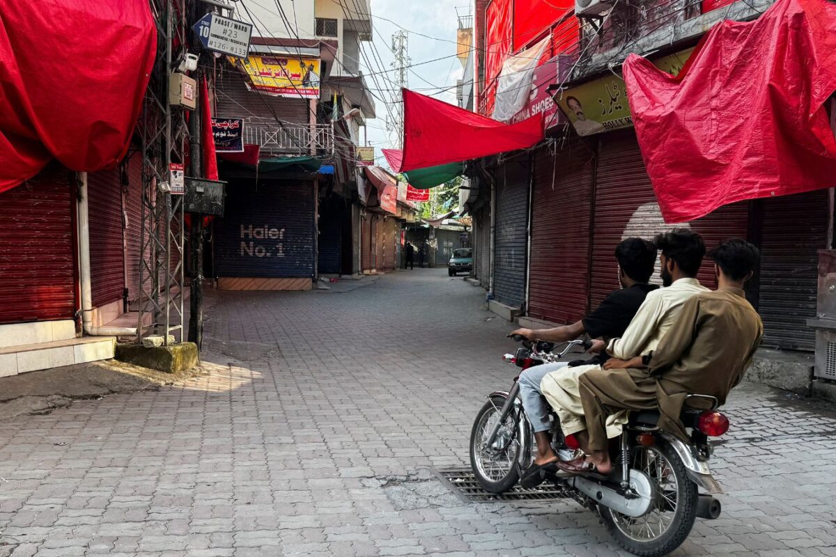 PoK में गदर जारी, प्रदर्शन के 19 दिन बीते, सरकार ने बंद किया खाना-पानी और सड़क, बिना इंटरनेट के भी