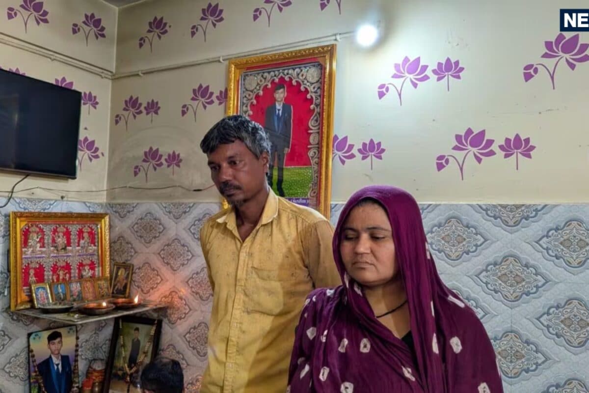अहमदाबाद विमान हादसा: दीवारों से तस्‍वीरें हटा दीं, पर यादों का क्‍या...लगता है वो अचानक से दरवाजा खोल देगा