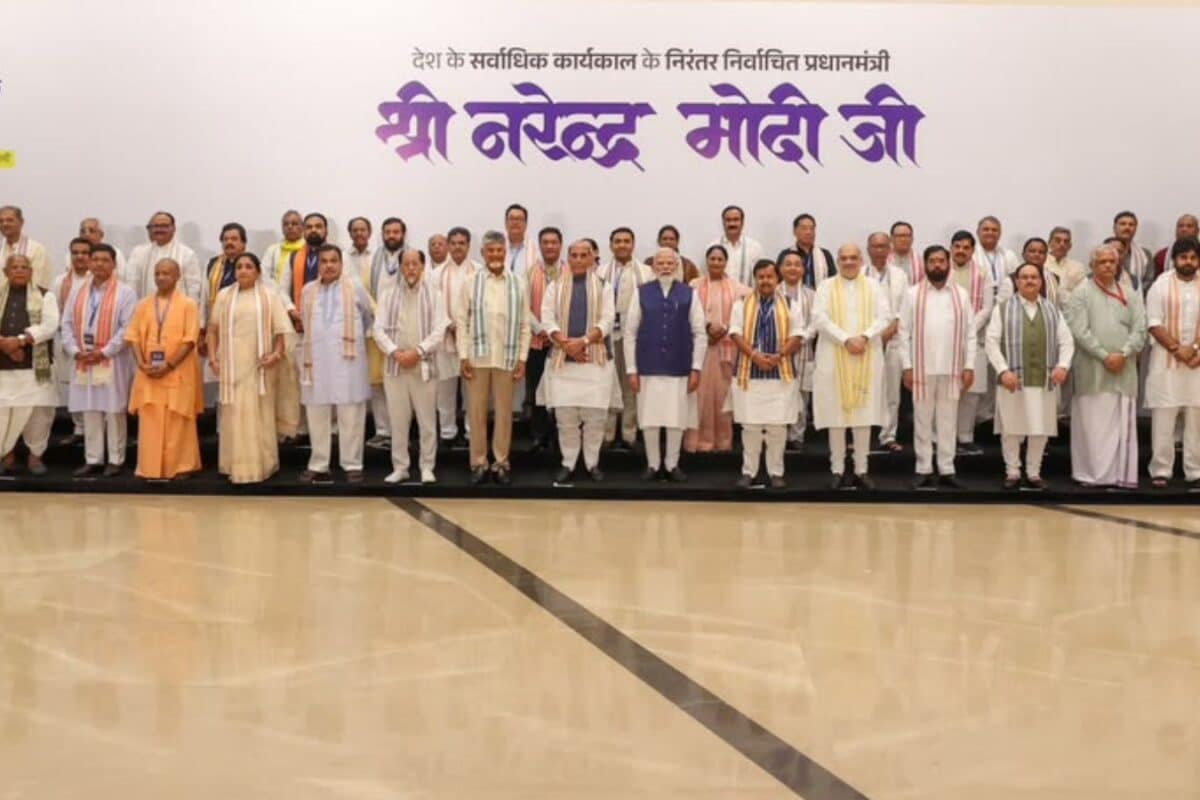 पीएम मोदी से म‍िलने आए NDA के नेता, लेकिन कौन क्‍या ग‍िफ्ट लेकर आया, देखें PHOTOS