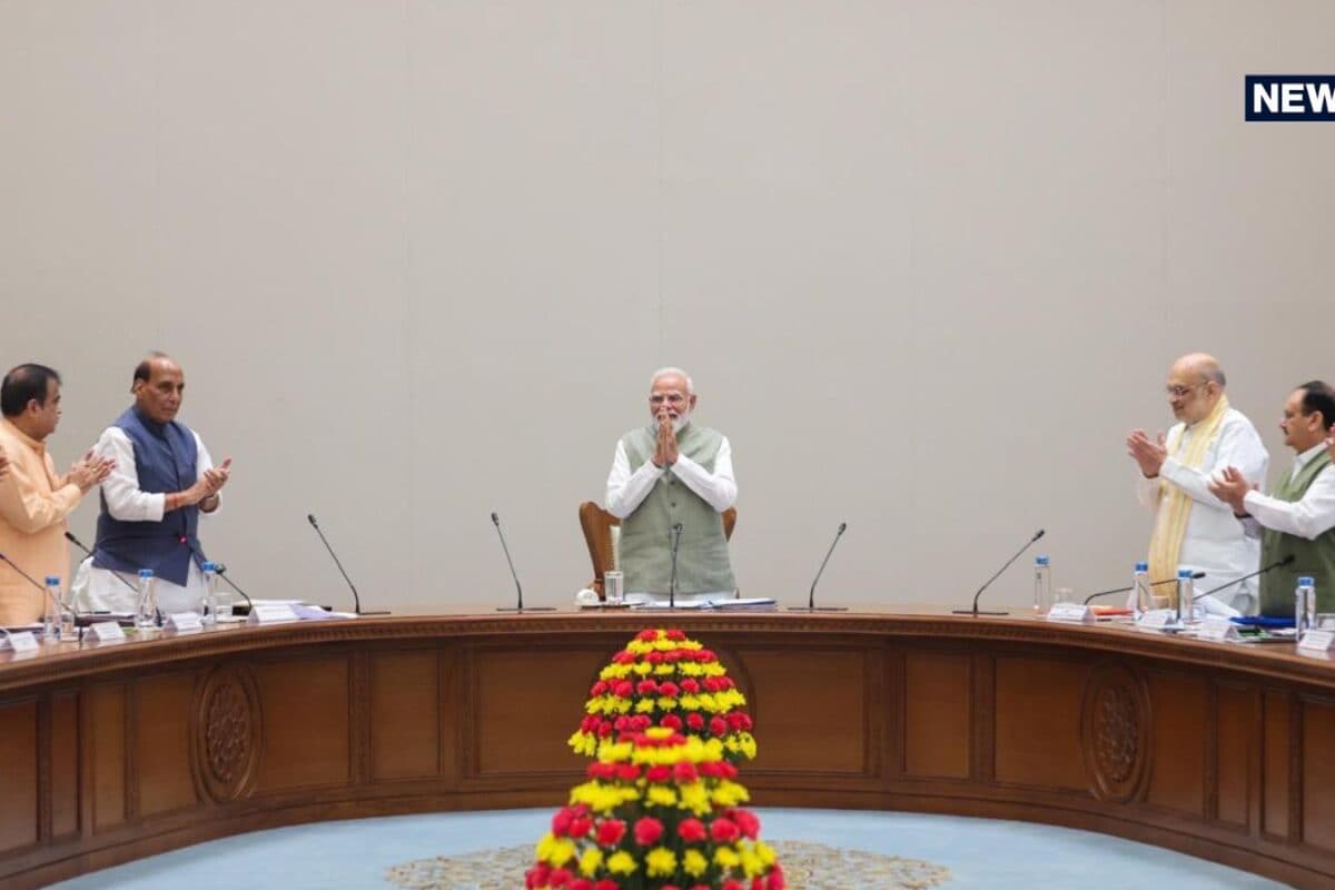 12 साल बेमिसाल... नेहरू को पछाड़ PM मोदी का सबसे बड़ा रिकॉर्ड, कैबिनेट में मिला स्टैंडिंग ओवेशन