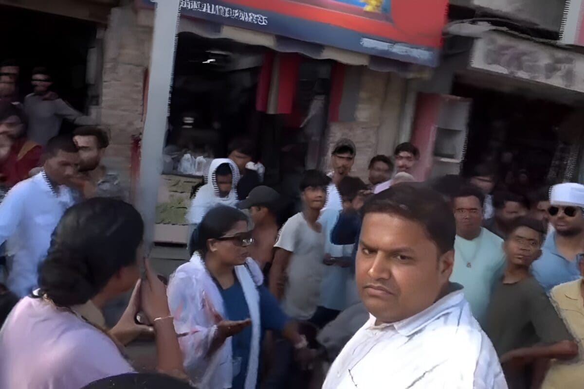 दूसरी महिला को रेस्टोरेंट लेकर गया पति, देखकर पत्नी हुई आगबबूला, सरेआम पीटा, जमकर हुआ हंगामा