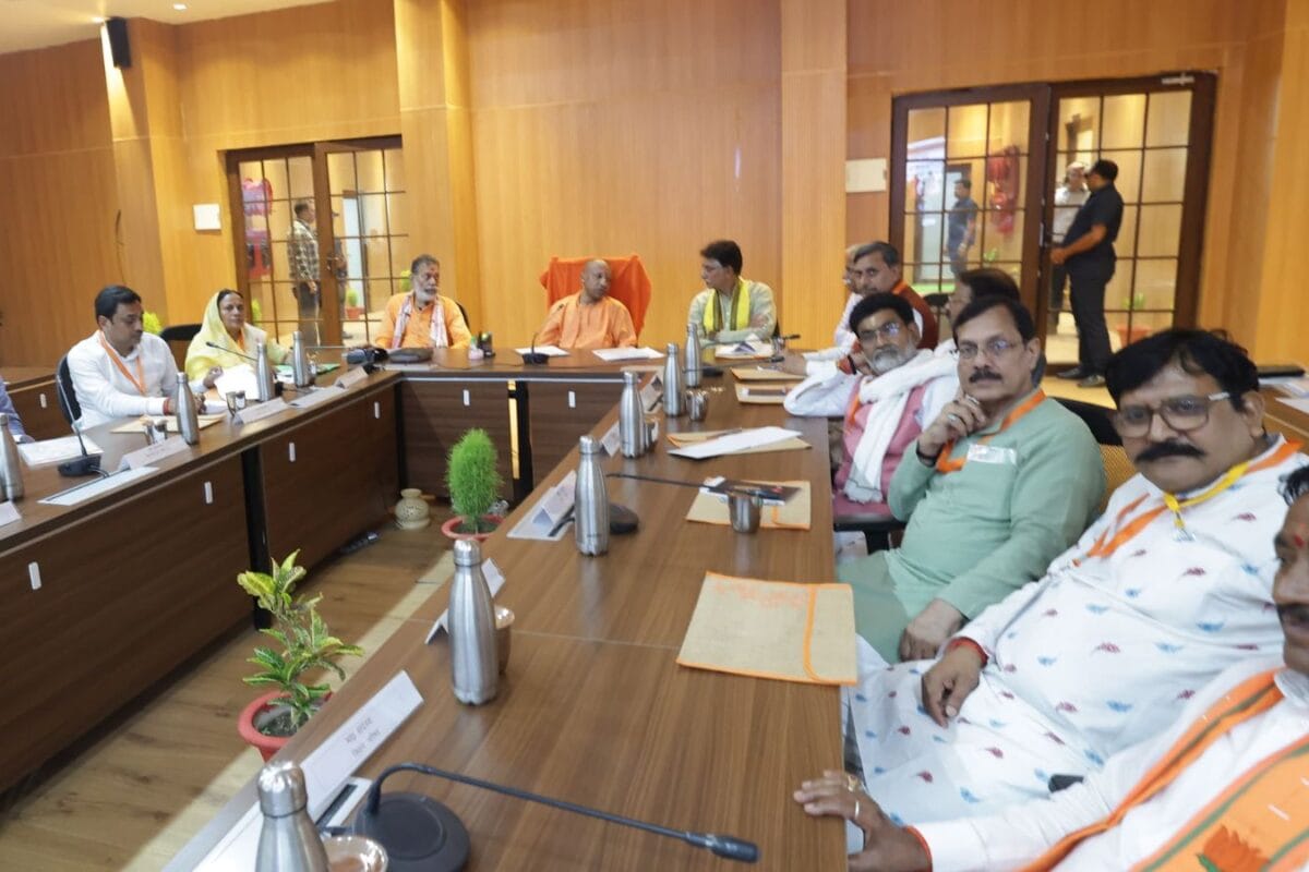 राम मंदिर से लेकर डिफेंस कॉरिडोर तक, झांसी में सीएम योगी ने गिनाईं उपलब्धियां