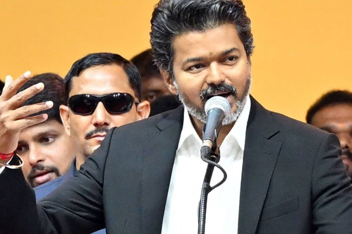 विजय सीएम बनते ही क्यों पहनने लगे काला कोट? पहनावे पर उठे विवाद पर थलापति ने दिया जवाब