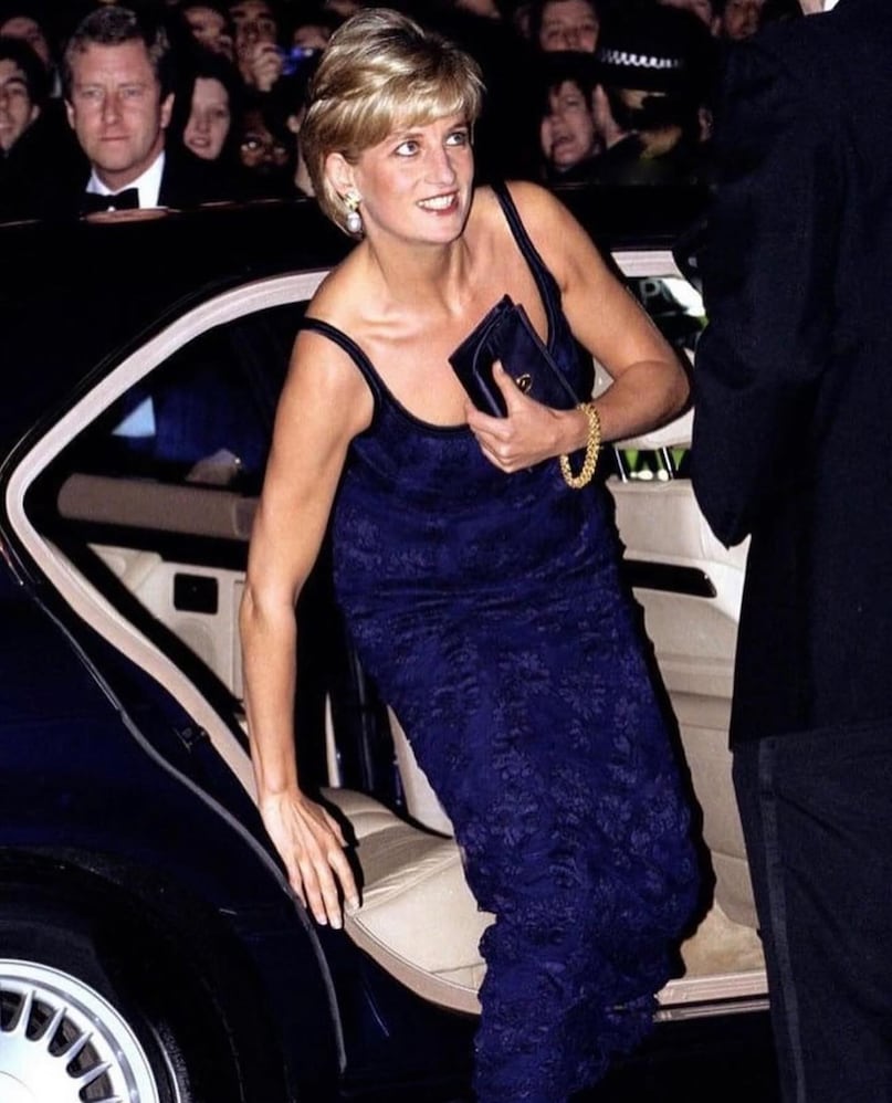 She had a clever trick to avoid wardrobe mishaps As one of the most photographed women in the world, Diana would often use small handbags to cover the neckline of her clothes while getting out of a car. She jokingly referred to them by her name "Split bags" Because it helped prevent embarrassing photos. She had a clever trick to avoid wardrobe mishaps As one of the most photographed women in the world, Diana would often use small handbags to cover the neckline of her clothes while getting out of a car. She jokingly referred to them by her name "Split bags" Because it helped prevent embarrassing photos.