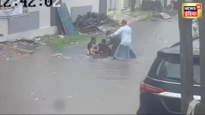 गीर सोमनाथ में बारिश के बीच बड़ा हादसा टला पानी से भरे गड्ढे में गिरा बच्चों को छोड़ने जा रहा शख्स