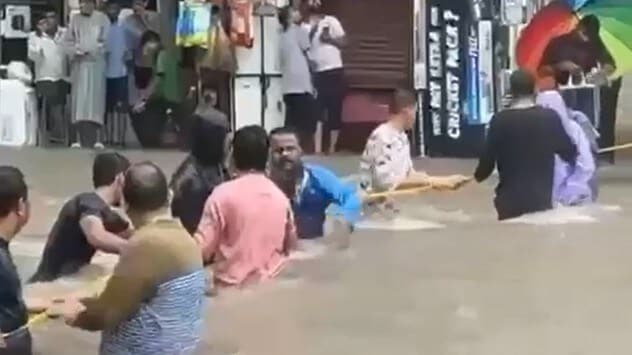 वसई में आई आसमानी आफत मधुबन में गले तक डूबे लोग फायर ब्रिगेड ने 25 को किया रेस्क्यू