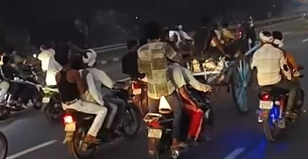 जहां रेंगना भी है मुश्किल वहां दौड़ा दी घोड़ा गाड़ी आफत में आई लोगों की जान तलाश में जुटी पुलिस