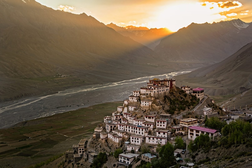 फुगताल मठ (Phugtal Monastery), लद्दाख, भारत : लगभग 3,900 मीटर की ऊंचाई पर एक गुफा के अंदर बना फुगताल मठ अपनी अनोखी बनावट के लिए मशहूर है. यहां तक पहुंचने के लिए कोई सड़क नहीं है, इसलिए पर्यटकों को पैदल यात्रा करनी पड़ती है रोमांच का यह एहसास अनुभव को सचमुच खास बना देता है.