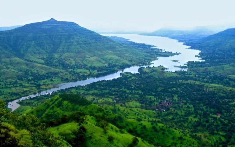 महाबलेश्वर, महाराष्ट्र : सह्याद्रि पहाड़ियों में बसा महाबलेश्वर मॉनसून के दौरान बादलों और झरनों से घिरा रहता है. यहां की अलग-अलग ऊंची जगहों से दिखने वाले नज़ारे पर्यटकों का मन मोह लेते हैं. लिंगमाला वॉटरफॉल और वेन्ना झील इस मौसम में मुख्य आकर्षण होते हैं. महाबलेश्वर, महाराष्ट्र : सह्याद्रि पहाड़ियों में बसा महाबलेश्वर मॉनसून के दौरान बादलों और झरनों से घिरा रहता है. यहां की अलग-अलग ऊंची जगहों से दिखने वाले नज़ारे पर्यटकों का मन मोह लेते हैं. लिंगमाला वॉटरफॉल और वेन्ना झील इस मौसम में मुख्य आकर्षण होते हैं.