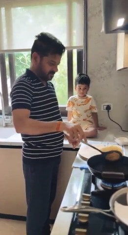 दादा आप पूड़ी बनाओगे तभी खाऊंगा पोते की जिद पर रसोई में उतरे CM रेवंत रेड्डी वीडियो वायरल