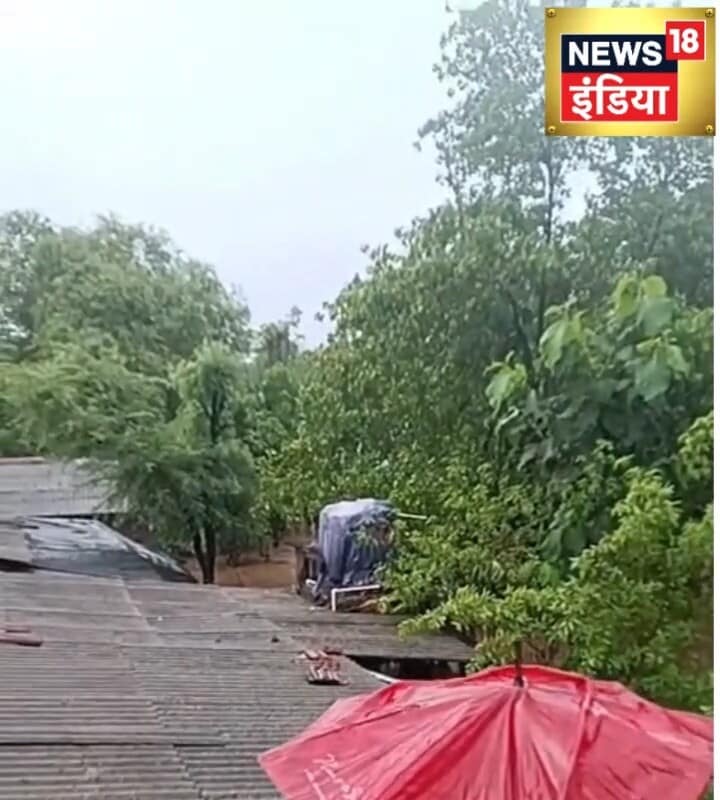 चारों तरफ बाढ़ बीच में बेबस परिवार महिला का शव लेकर छत पर शरण लेने को मजबूर परिजन
