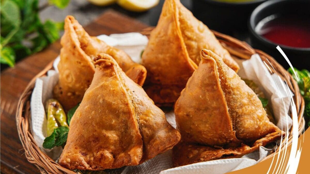 बारिश में कुछ चटपटा खाने का मन है? घर पर बनाएं टेस्टी समोसा, रेसिपी है आसान!