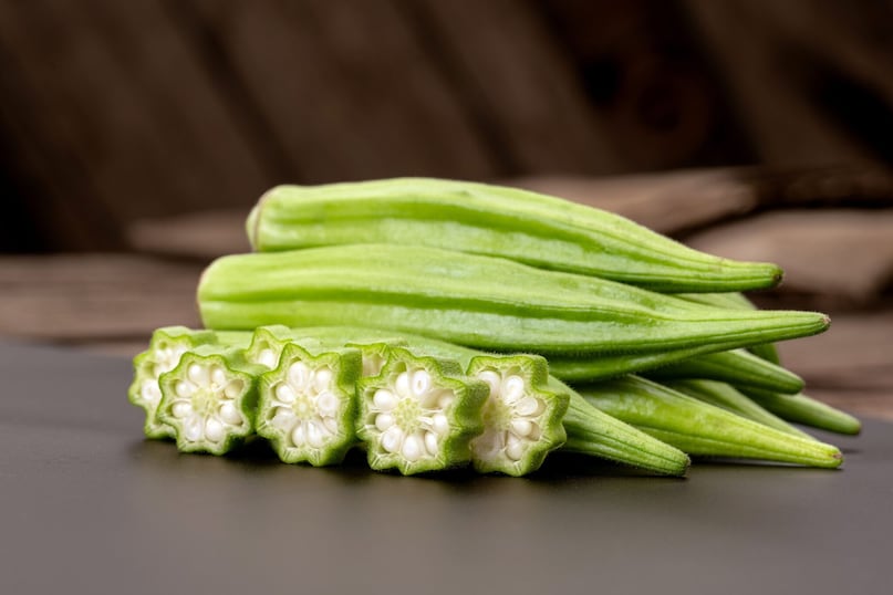 Okra (Bhindi): Loved by everyone, okra is rich in folate, fiber, and vitamin C. It supports a healthy gut, lowers cholesterol levels, and helps control blood sugar, ensuring your daily comfort foods remain incredibly nutritious throughout the damp, humid rainy season.