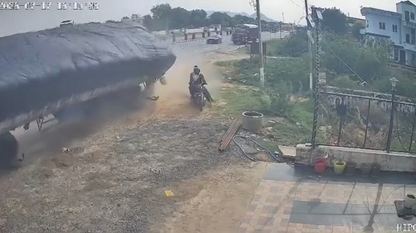 जाको राखे साइयां दौसा में NH-21 पर ओवरटेकिंग के दौरान पलटा ट्रक CCTV में कैद हुआ खौफनाक मंजर 