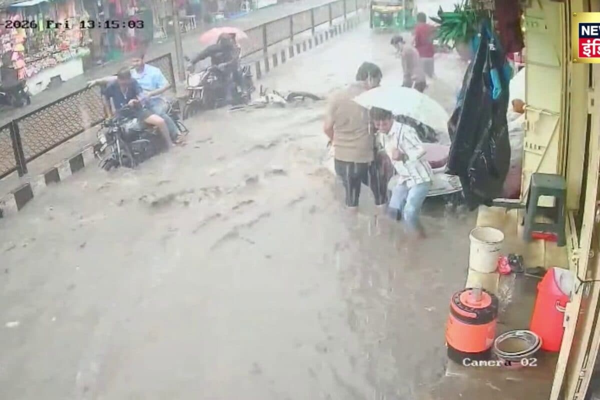 VIDEO: गुजरात के अंबाजी मार्केट में अचानक आया सैलाब बहती बाइकों को बचाने के लिए पानी में कूद गए लोग
