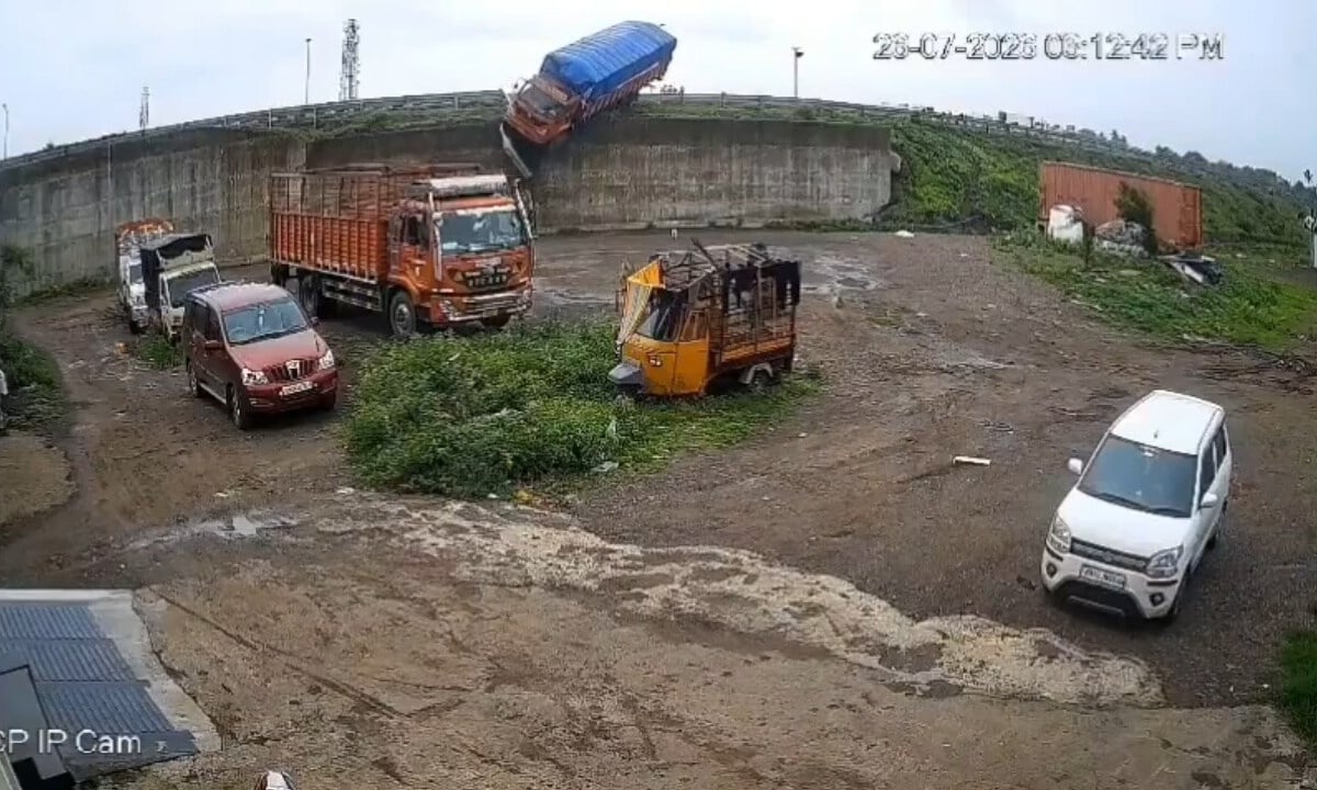 VIDEO: पहले दाएं फिर बाएं! ट्रक हुआ बेकाबू और अगले ही पल फ्लाईओवर से नीचे जा गिरा