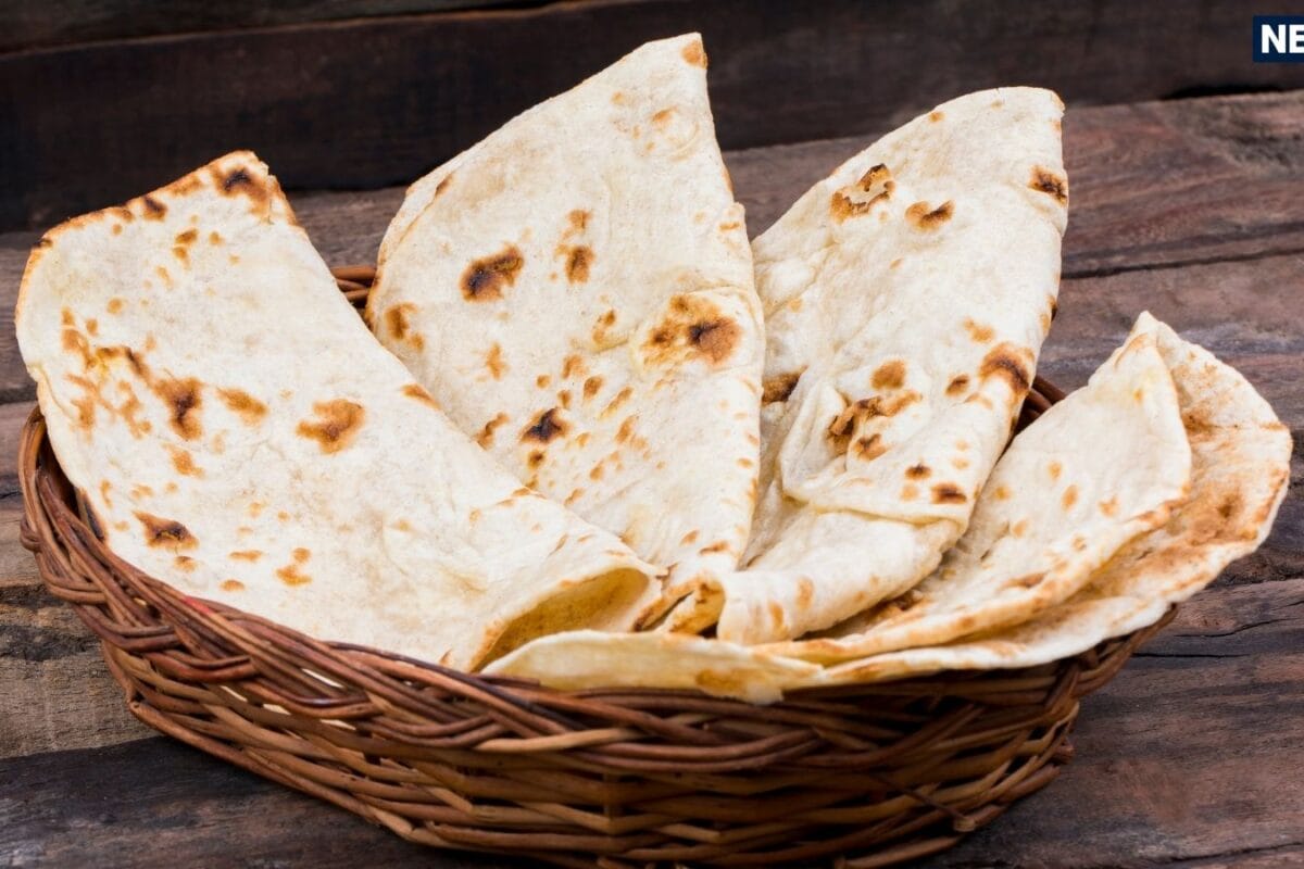 Rules For Serving Roti: परोसते समय घरवालों के हाथ में रोटी देना सही है या गलत जानें परोसने को लेकर क्या बताए गए हैं नियम