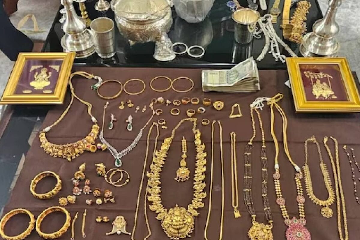 कर्नाटक में सरकारी अफसरों के घर ताबड़तोड़ छापे एईओ पुष्‍पा के घर मिला सोने का भंडार